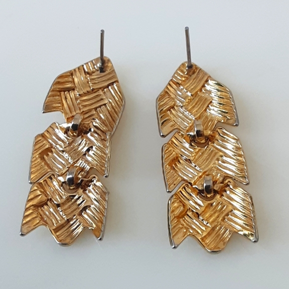 Arrow Textured Ribbed Gold Plate Articulate Dangle Pierced Earring 1.5" - Vtg - Picture 7 of 7